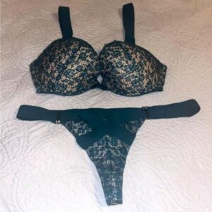 Victoria’s Secret bra (34DD) & thong set (L)